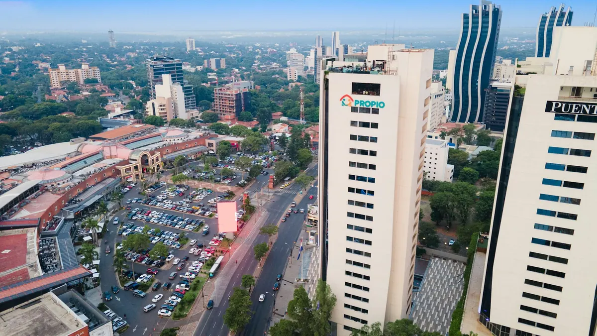 Vista aérea de Asunción con sus torres de oficinas y viviendas en el eje corporativo