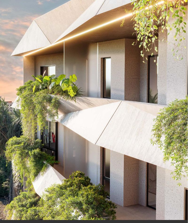 Edificio residencial con fachada verde en zona urbana