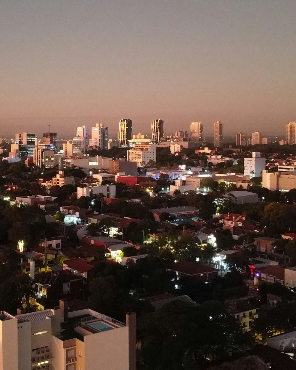Asunción al atardecer, con las torres del microcentro al fondo