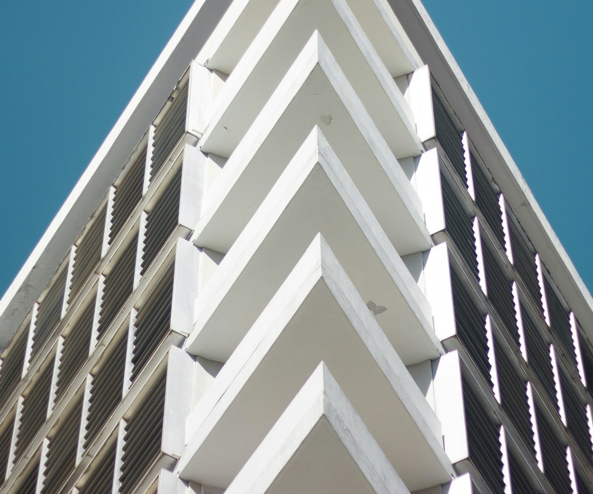 Esquina de un edificio moderno de Asunción vista desde abajo