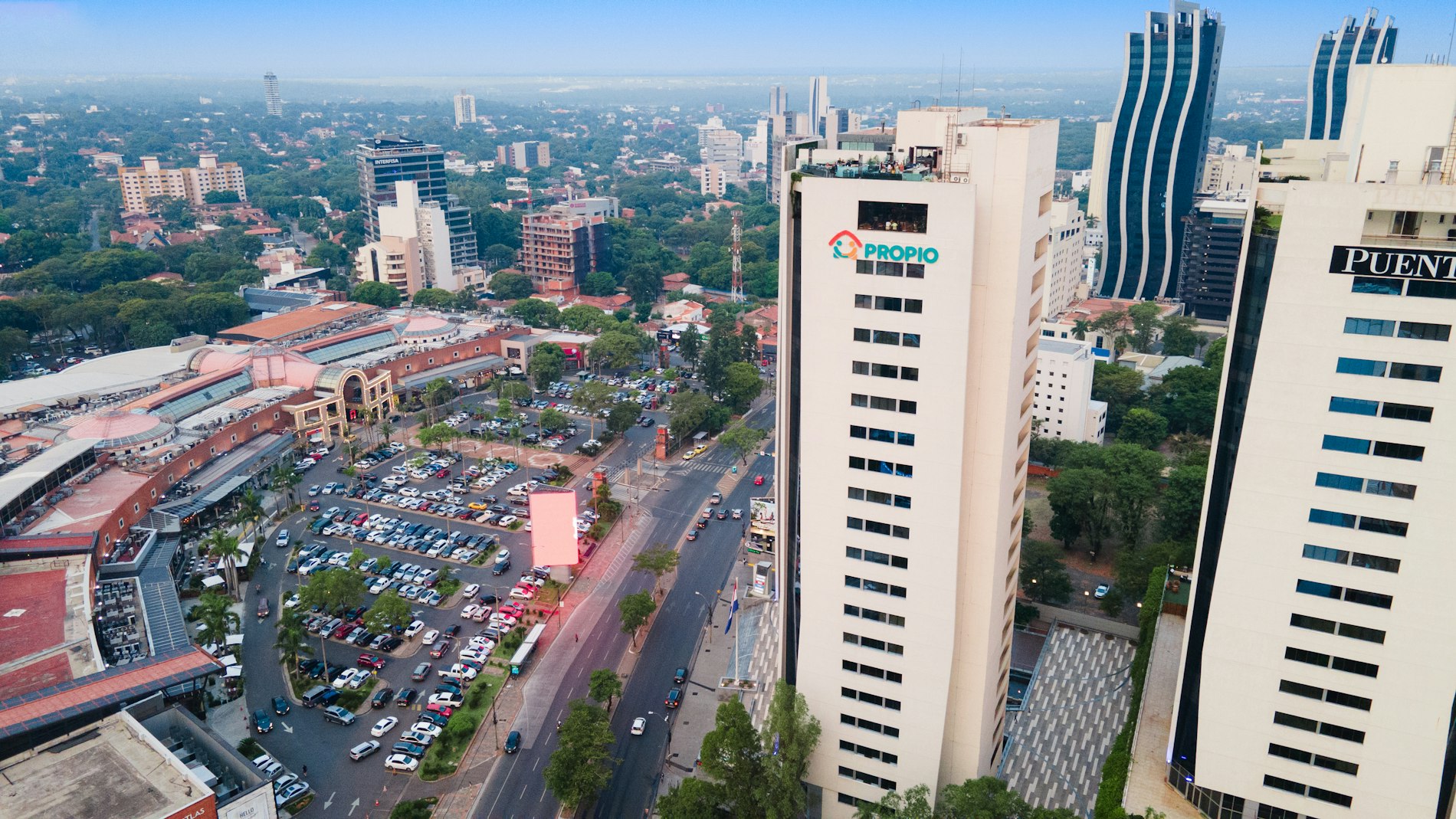 Asunción desde el aire, con sus torres corporativas y la avenida principal