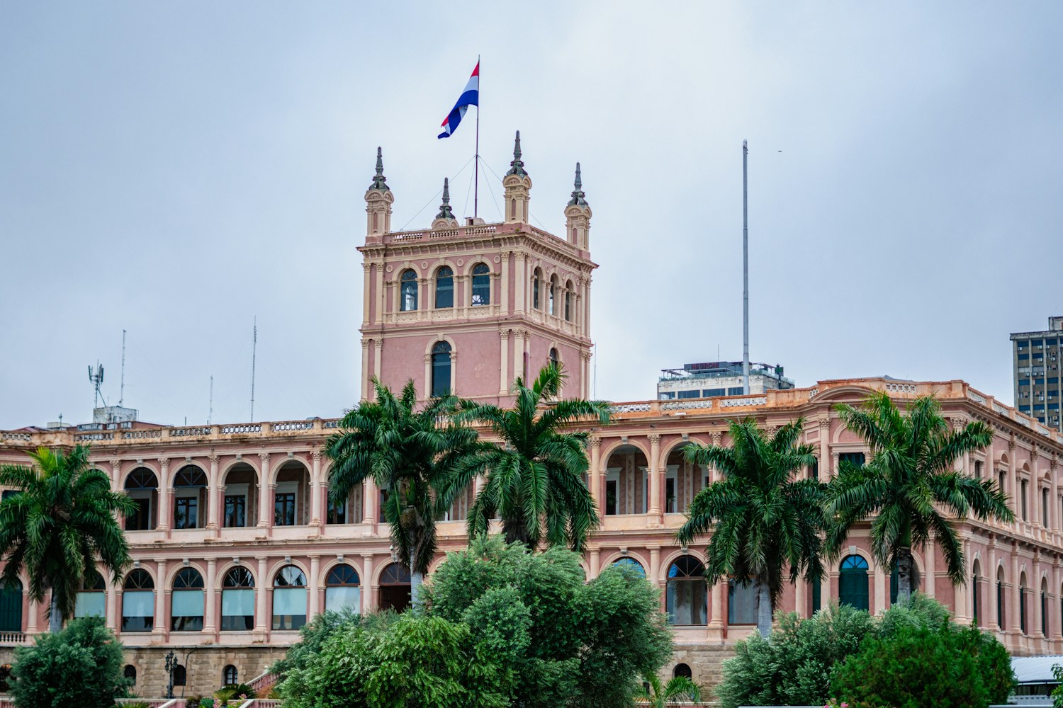 Palacio de los López, sede del Gobierno paraguayo, con la bandera nacional