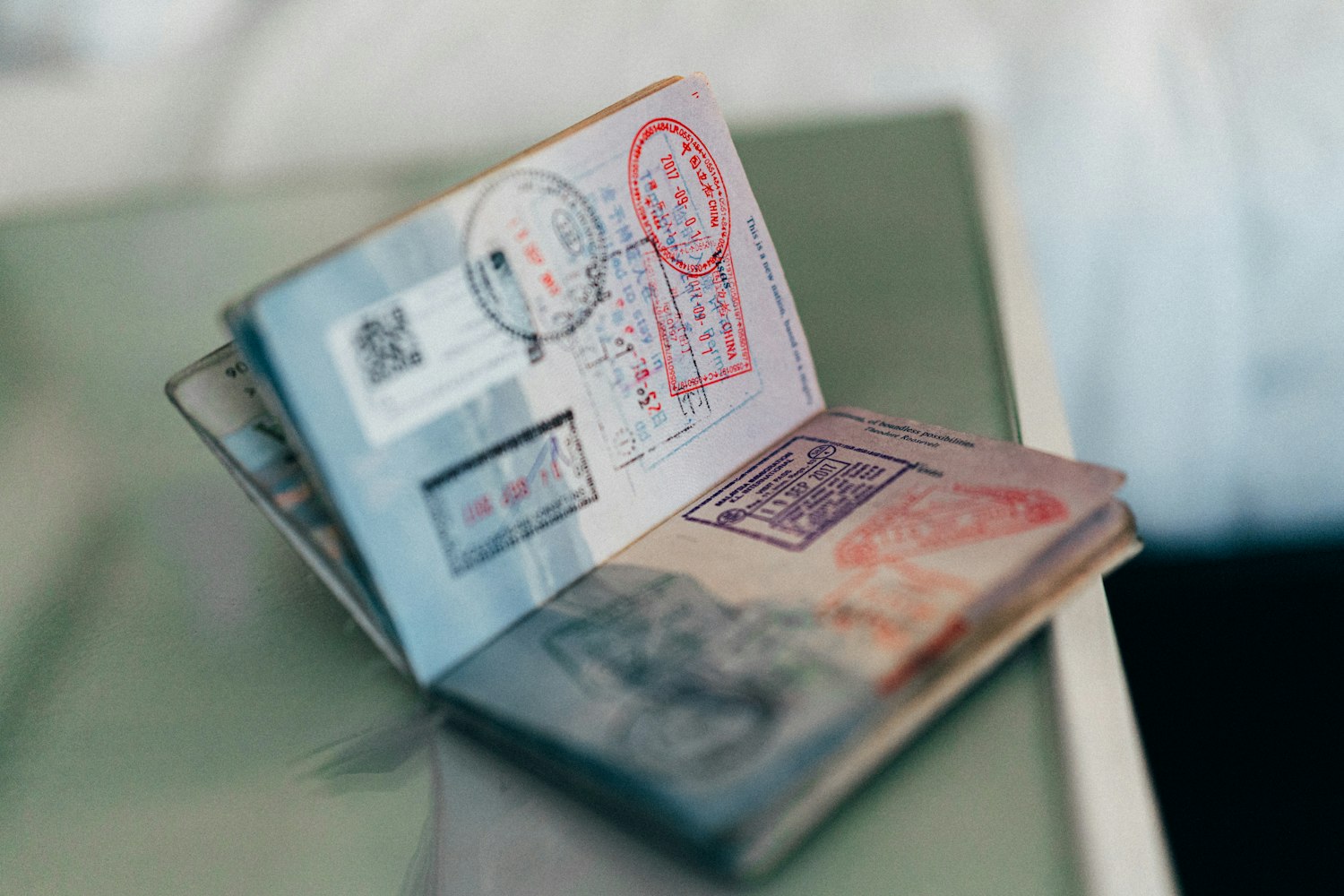 Pasaporte abierto con sellos de entrada de varios países
