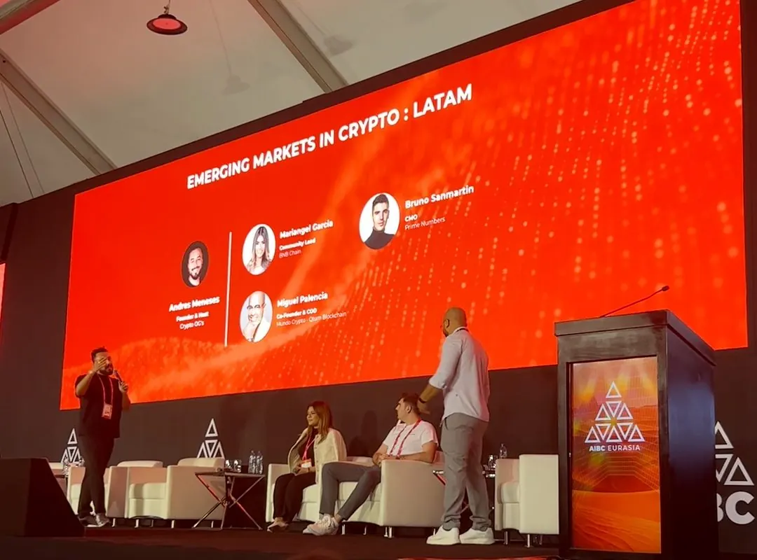 Escenario de AIBC Eurasia en Dubái con la pantalla del panel «Emerging Markets in Crypto: LATAM» y la ficha de Bruno Sanmartin