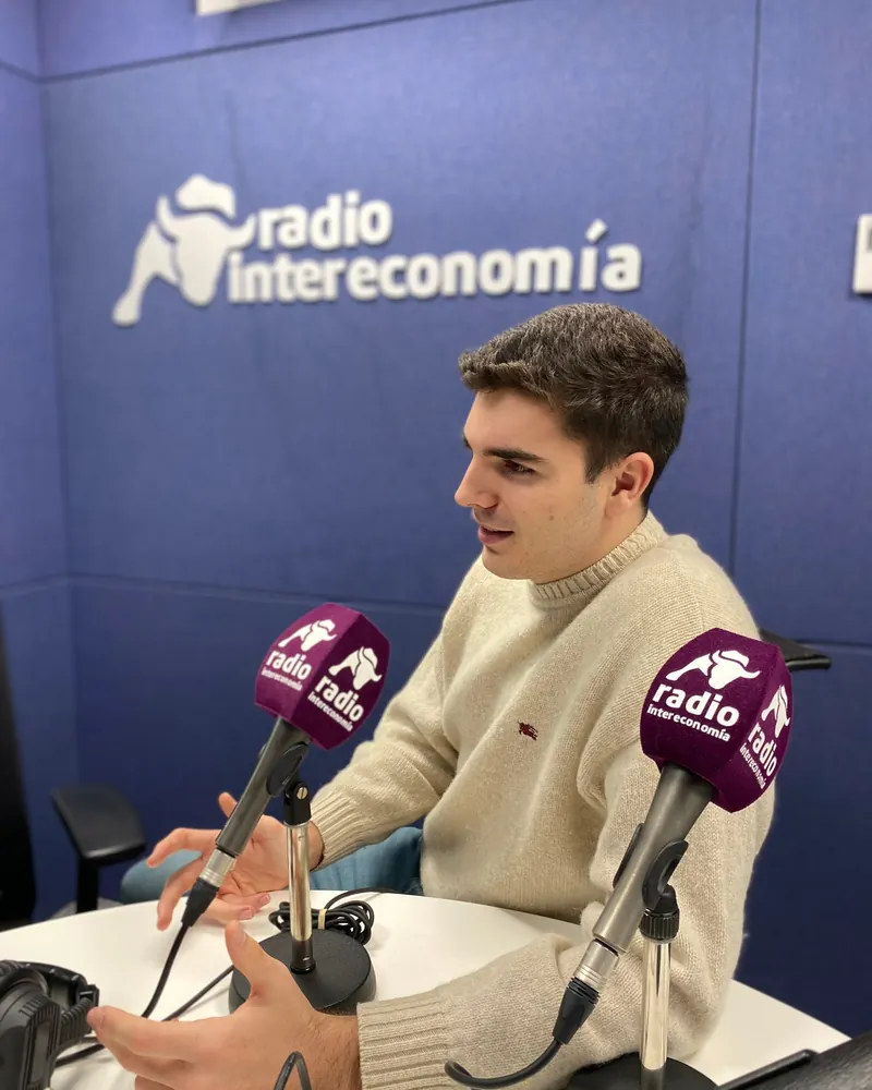 Bruno Sanmartín hablando ante el micrófono en el estudio de Radio Intereconomía