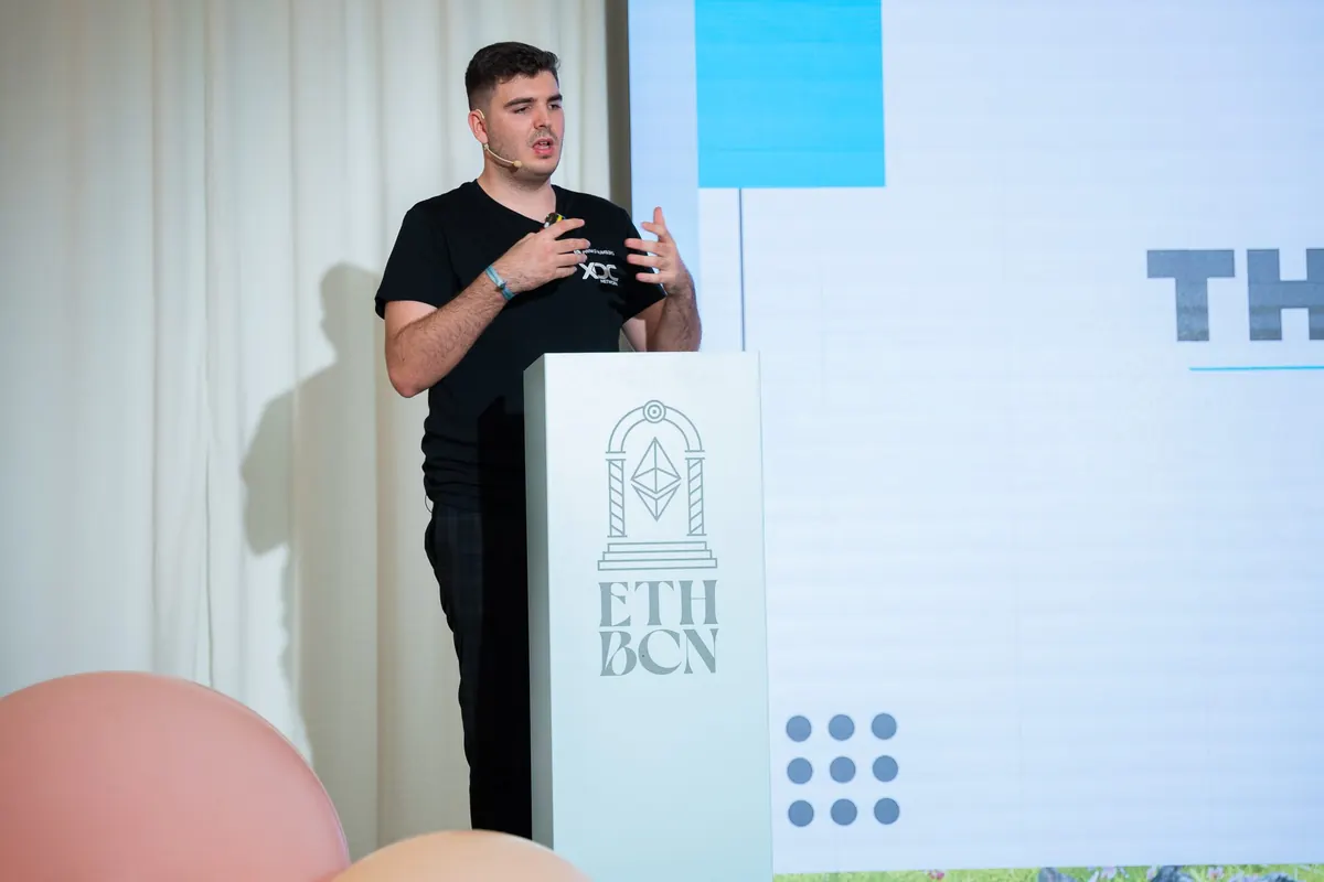Bruno Sanmartín dando una ponencia tras el atril de ETH BCN en Barcelona