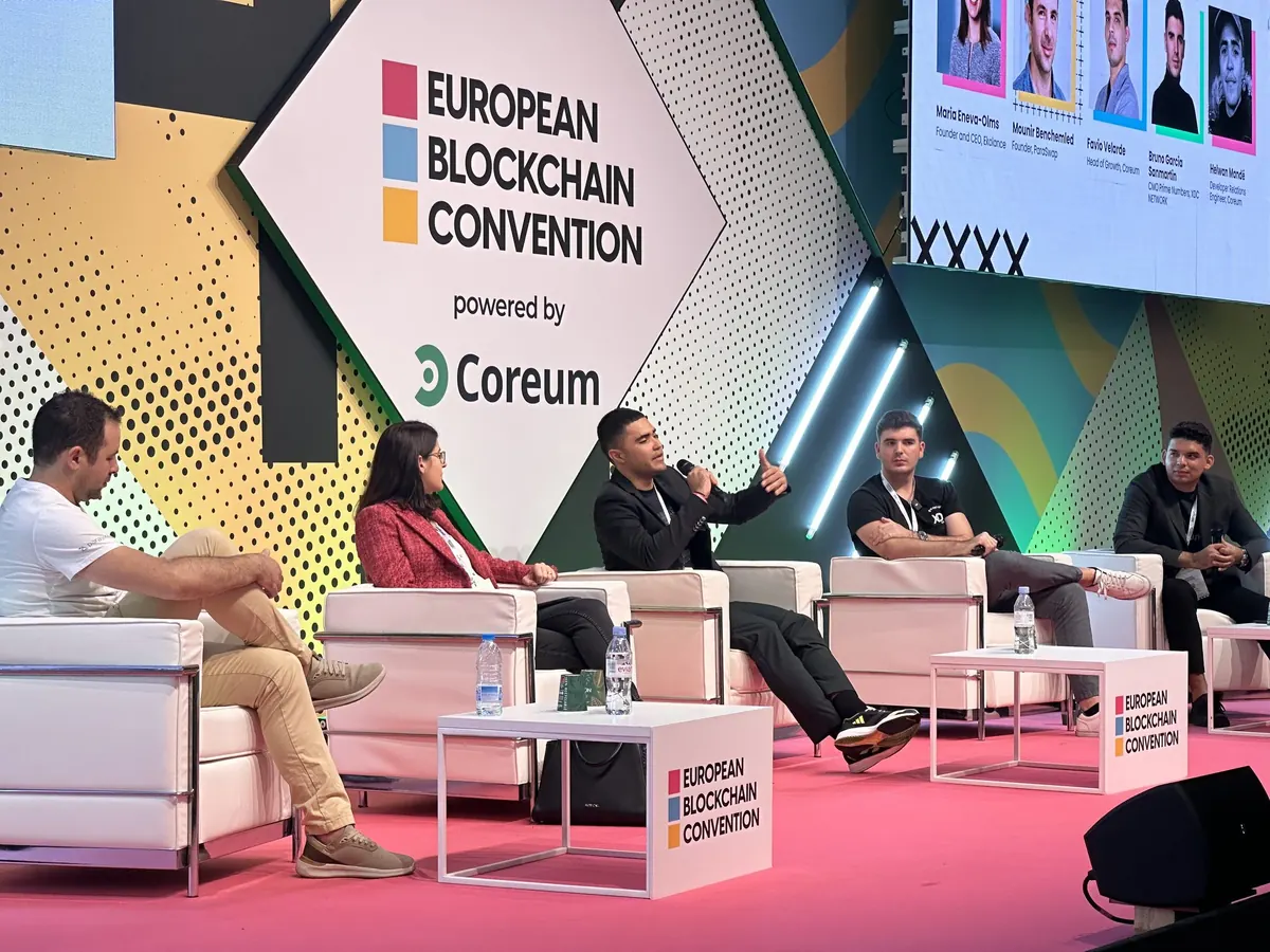 Panel en el escenario de la European Blockchain Convention de Barcelona, con el nombre de Bruno Garcia Sanmartin en la pantalla