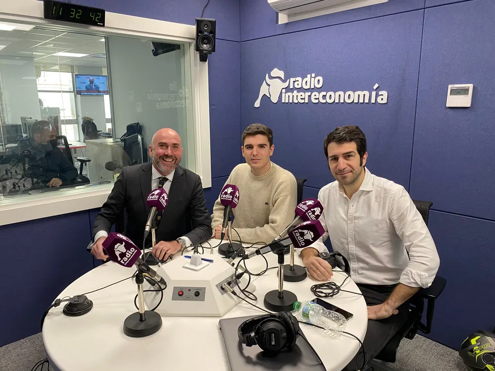 Bruno Sanmartín en el estudio de Radio Intereconomía, sentado a la mesa con micrófonos junto a otros dos participantes del programa
