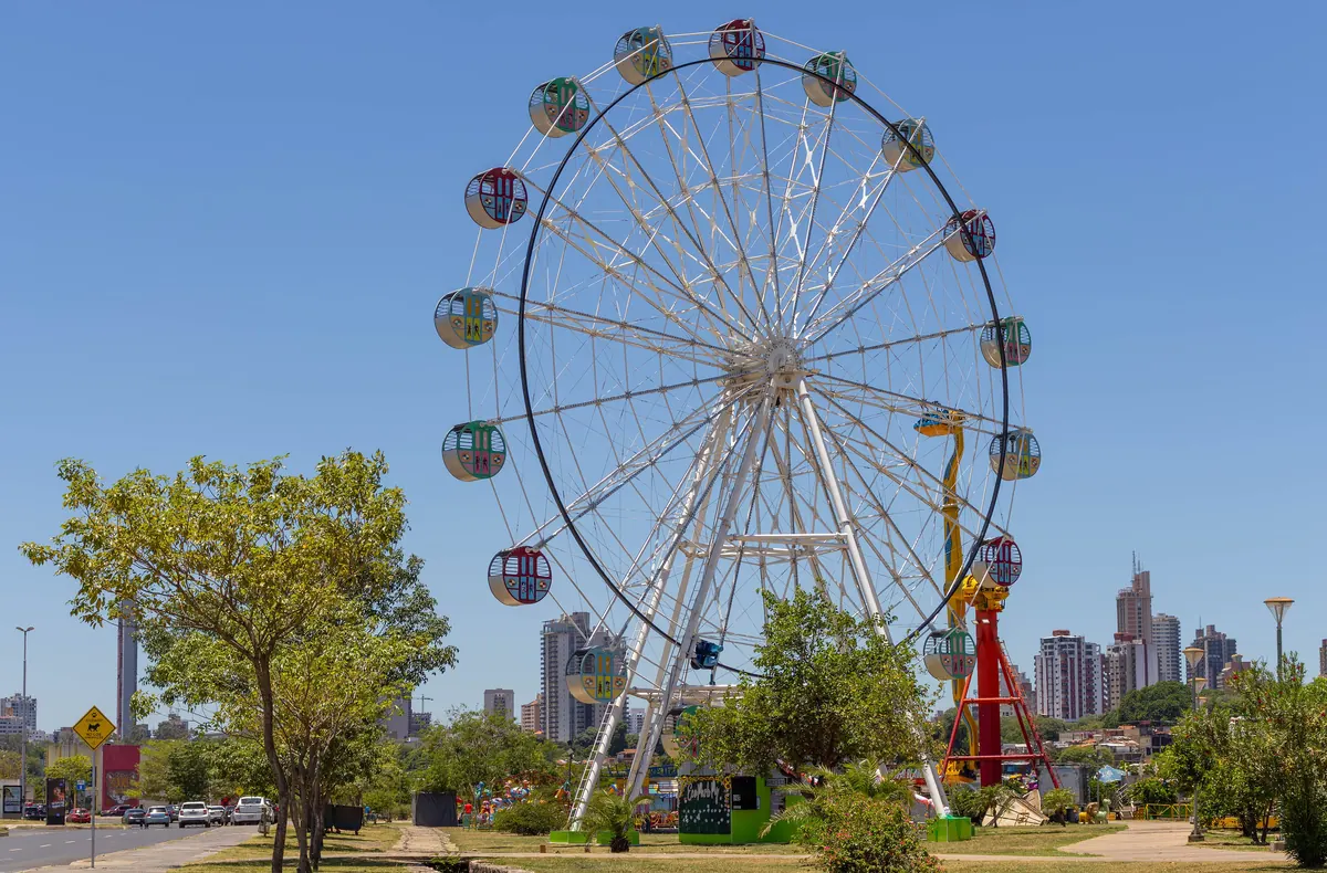 La noria del parque de la Costanera de Asunción, con las torres de la ciudad al fondo