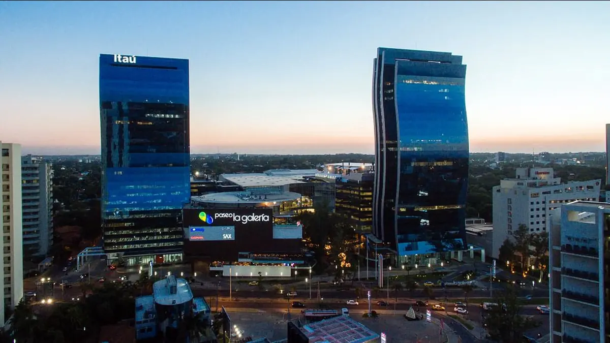 Las torres del Paseo La Galería, en Asunción, iluminadas al anochecer