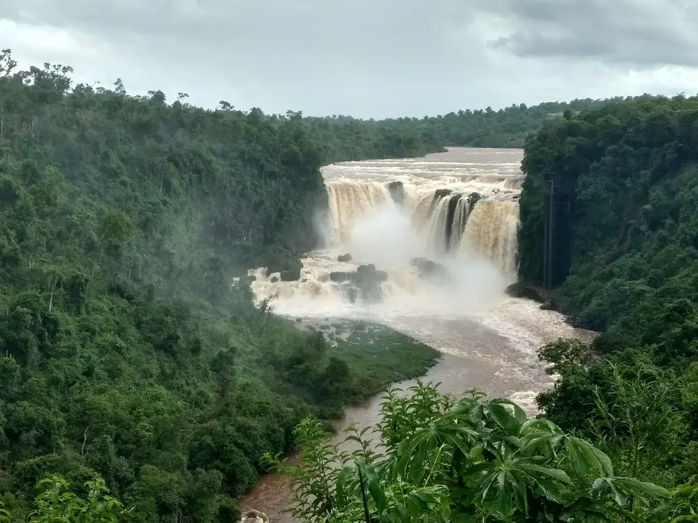 Los saltos del Monday entre la selva, en Alto Paraná