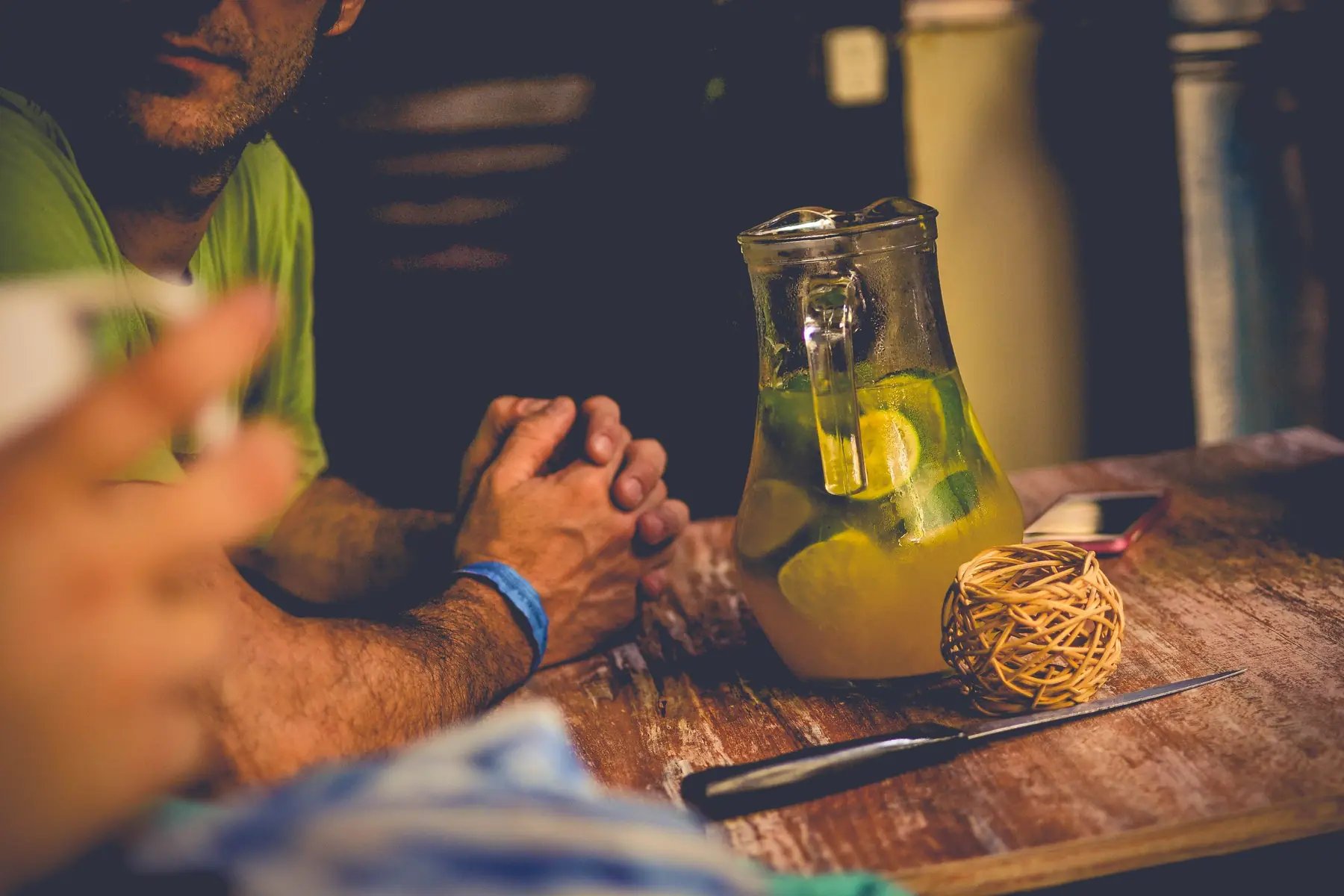 Una jarra de tereré con hielo y limón sobre una mesa de madera