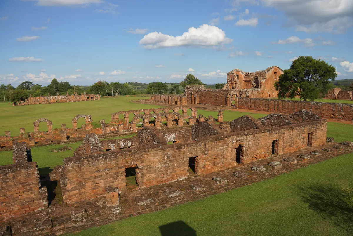Ruinas de la misión jesuítica de Trinidad sobre la hierba verde