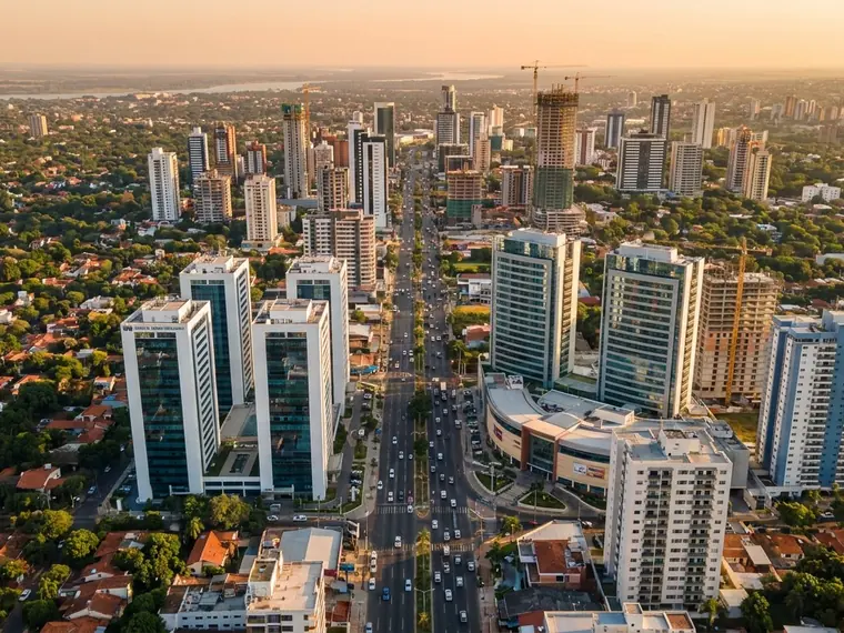 Vista aérea de Asunción con torres residenciales y avenidas arboladas