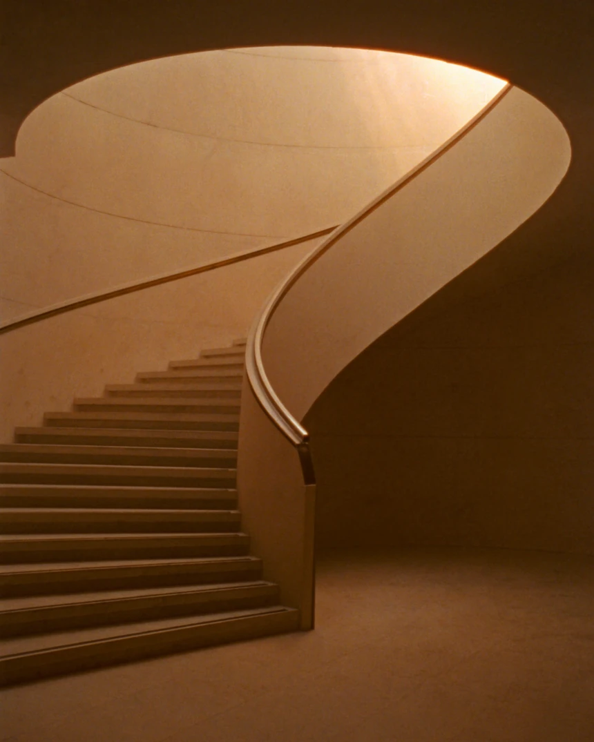 Escalera curva de un edificio residencial iluminada al atardecer