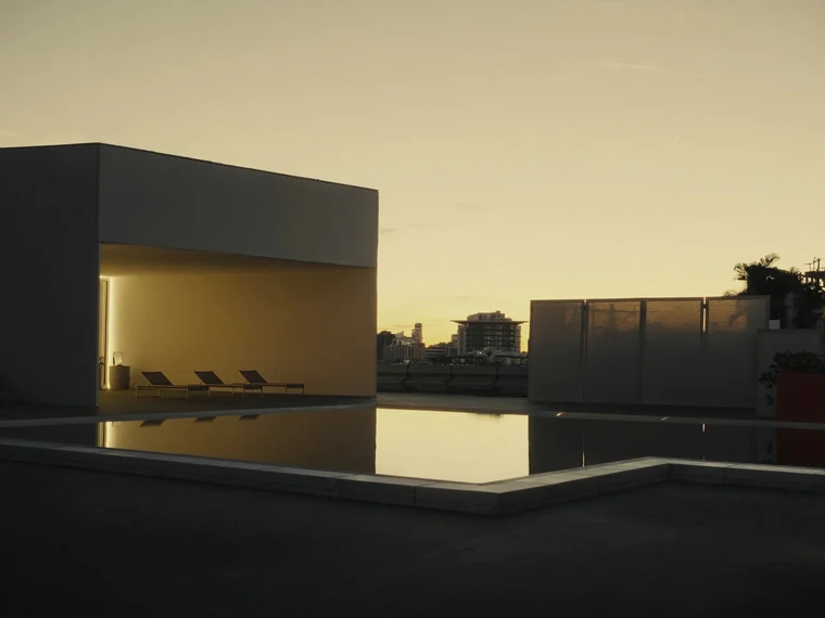 Terraza con piscina en la azotea de un edificio residencial de Asunción