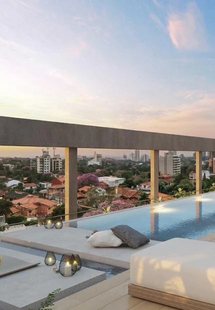 Piscina infinita en la azotea de un edificio de Asunción, con tumbonas y pérgola al atardecer